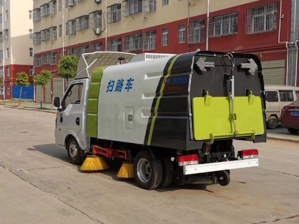 東風途運2600mm掃路車(0.8方水罐,1.7方塵罐)