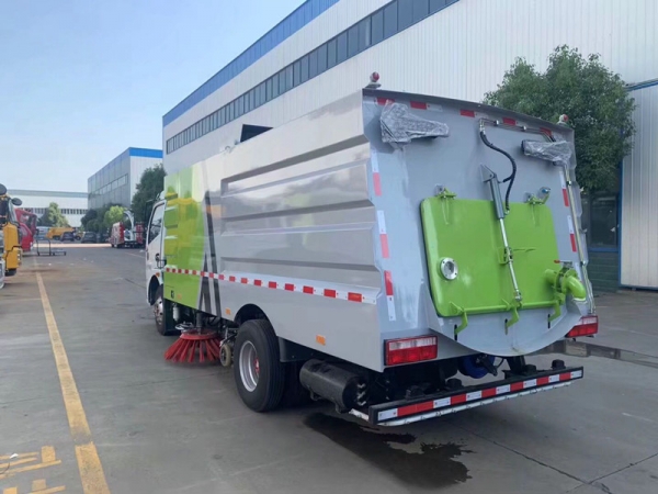 東風(fēng)大多利卡掃路車(chē)（2.5方水罐5方塵罐）