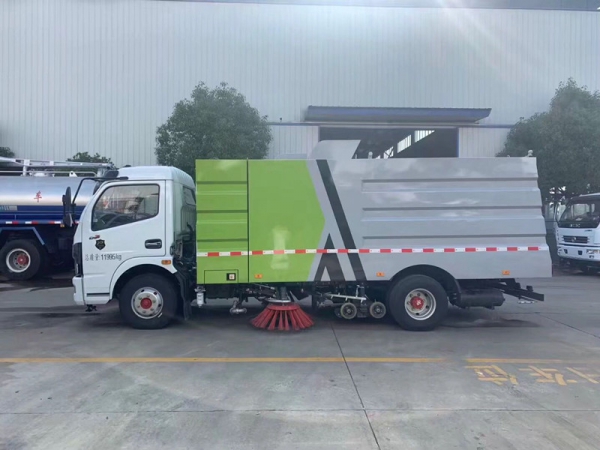東風(fēng)大多利卡掃路車(chē)（2.5方水罐5方塵罐）