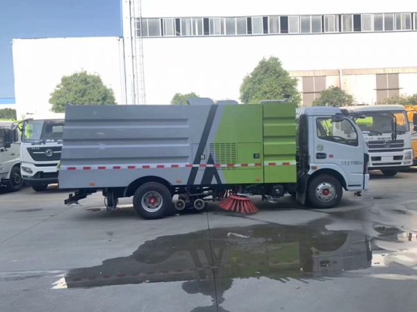 東風(fēng)大多利卡掃路車(chē)（2.5方水罐5方塵罐）