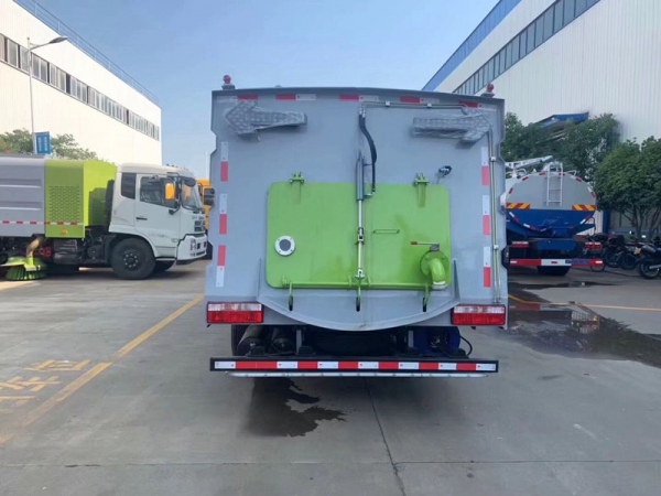 東風(fēng)大多利卡掃路車(chē)（2.5方水罐5方塵罐）