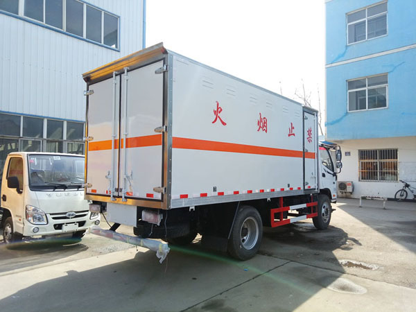 福田5.1米（6.9噸）雜項(xiàng)危險品廂式車