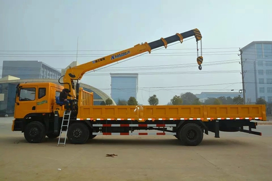 東風小三軸12噸隨車吊