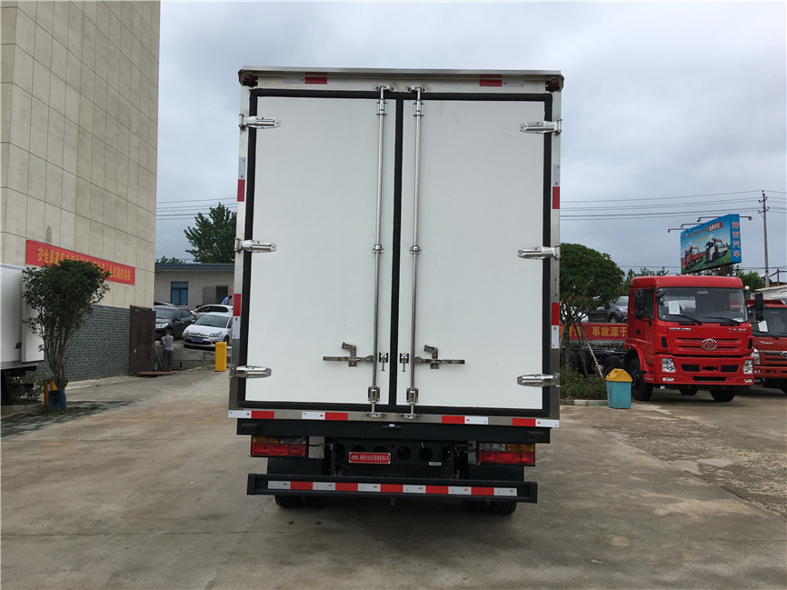 大運(yùn)排半 3.75米冷藏車(chē)