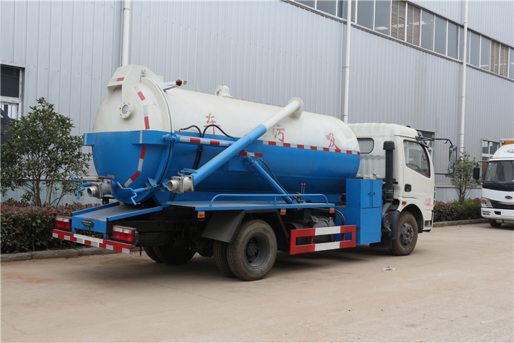 東風(fēng)多利卡8方吸污車