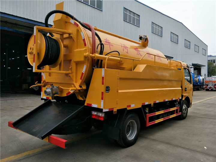 東風(fēng)大多利卡清洗吸污車