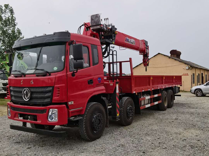 東風D17前四后八12-16噸隨車吊