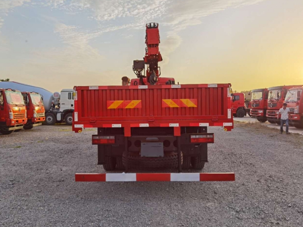 東風D7前四后八12-16噸隨車吊