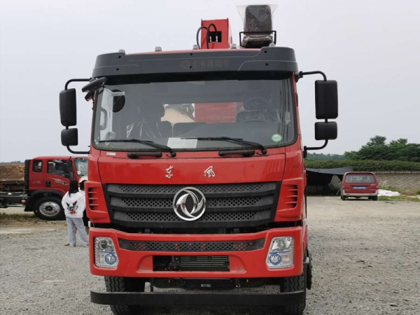 東風(fēng)D17前四后八12-16噸隨車吊