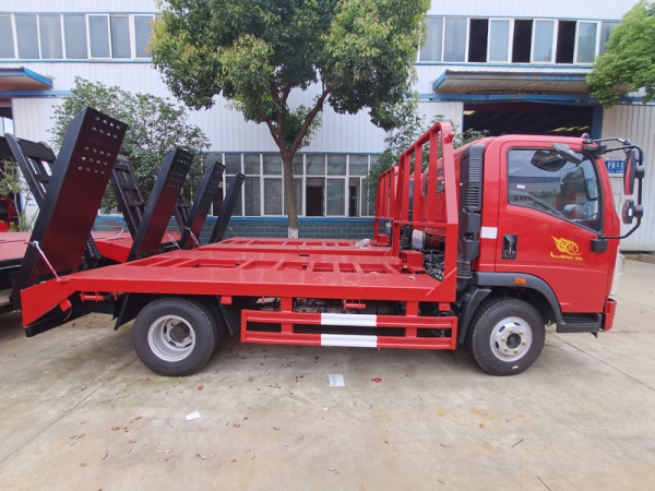 國(guó)六豪沃藍(lán)牌平板運(yùn)輸車(chē)