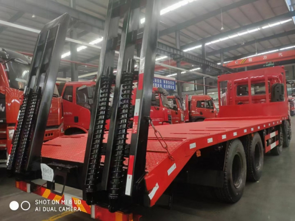 東風齊星前四后八挖機平板拖車