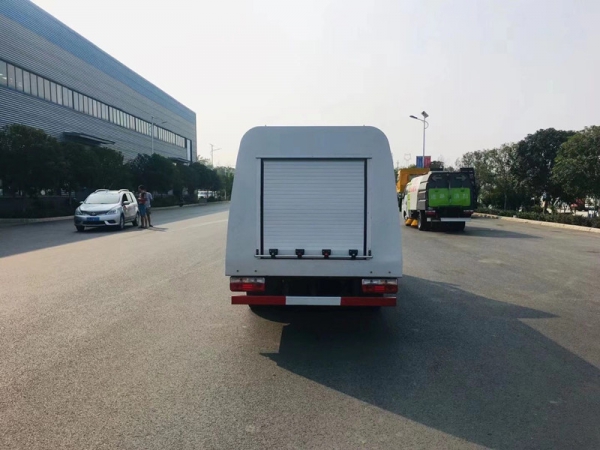 東風(fēng)途逸路面清洗車1.5方水罐