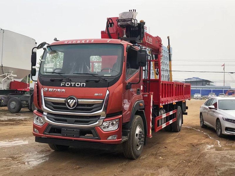 福田奧鈴8噸隨車吊貨廂6.05米