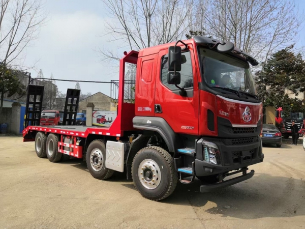 國(guó)六柳汽乘龍前四后八平板運(yùn)輸車(chē),挖機(jī)拖車(chē)