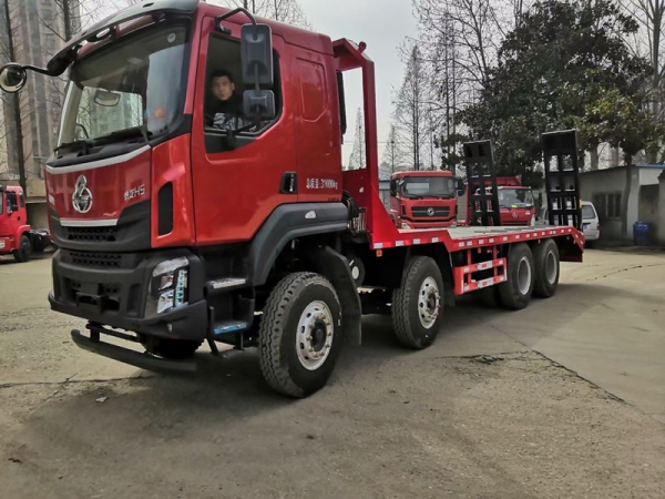 國(guó)六柳汽乘龍前四后八平板運(yùn)輸車(chē),挖機(jī)拖車(chē)