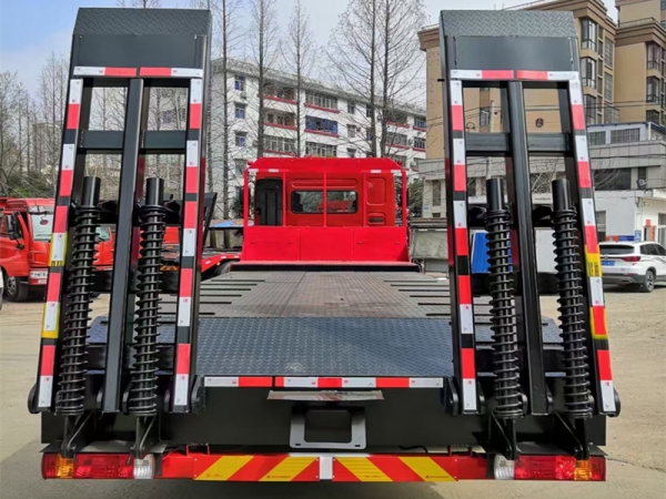 國(guó)六柳汽乘龍前四后八平板運(yùn)輸車(chē),挖機(jī)拖車(chē)