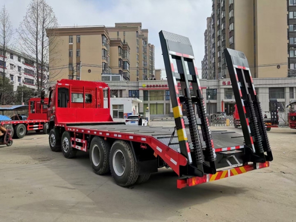 國(guó)六柳汽乘龍前四后八平板運(yùn)輸車(chē),挖機(jī)拖車(chē)