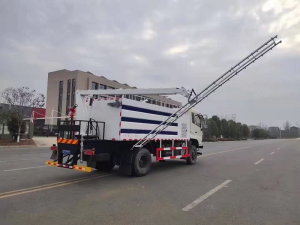 東風(fēng)四驅(qū)光伏板清洗車(chē)，8方水罐