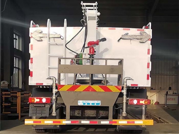 東風(fēng)四驅(qū)光伏板清洗車(chē)，8方水罐