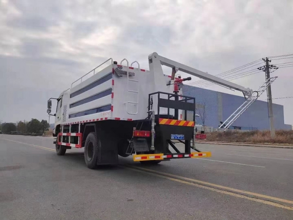 東風(fēng)四驅(qū)光伏板清洗車(chē)，8方水罐