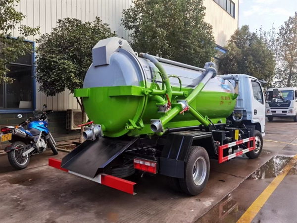 東風小多利卡4方吸污車