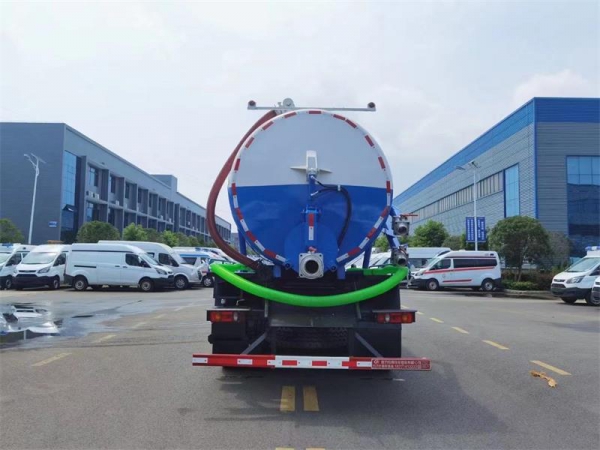 東風(fēng)D17后雙橋18方吸污車(chē),配水循環(huán)泵加10米吸污帶。