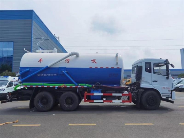 東風(fēng)D17后雙橋18方吸污車(chē),配水循環(huán)泵加10米吸污帶。