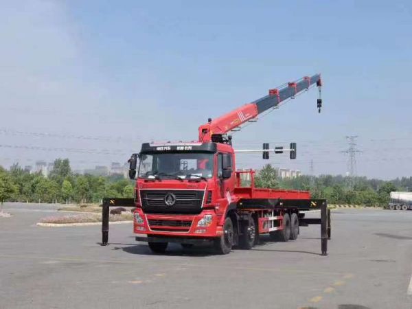 航天萬山14噸隨車吊平板運(yùn)輸車