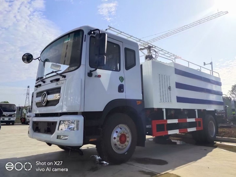 東風(fēng)D9光伏板清洗車(chē)