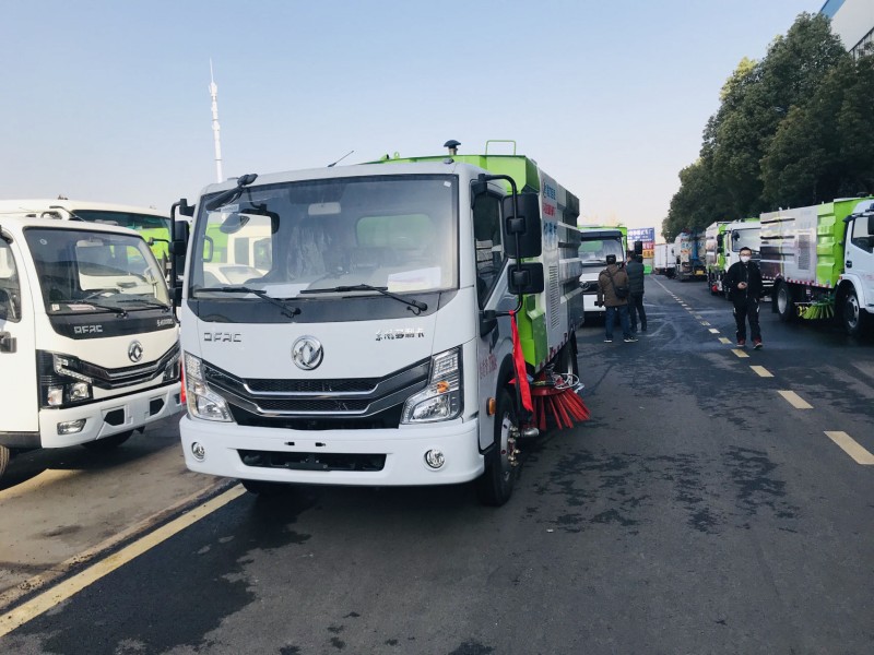 東風(fēng)多利卡5.5方掃路車(chē)
